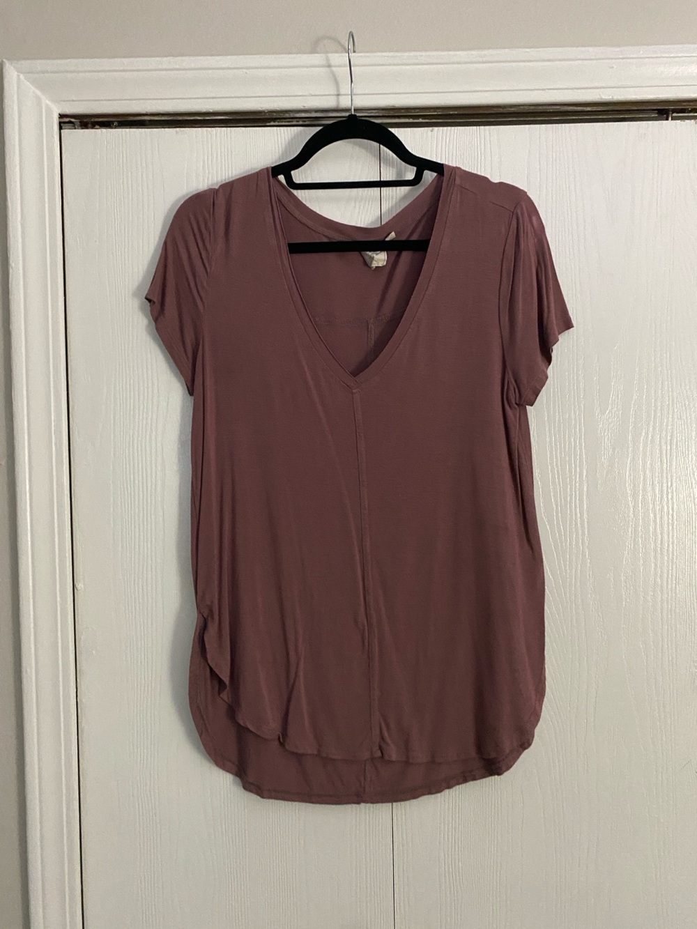 White Crow V-Neck Short Sleeve Tee in Mauve